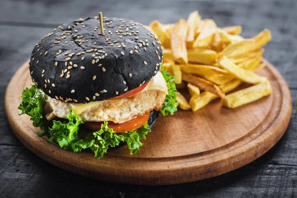 Frenck kişiler üzerine ahşap tahta ile siyah topuz dan lezzetli burger