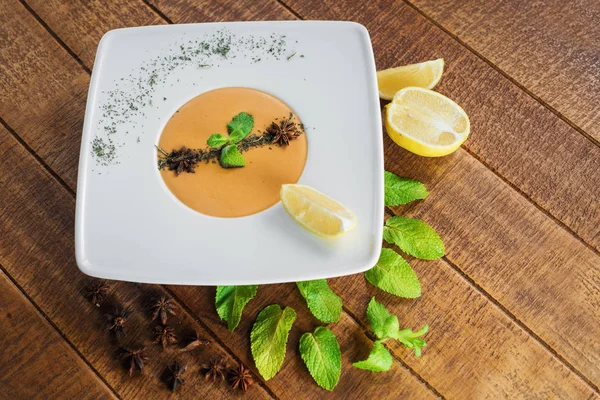 Sopa Creme Lentilhas Fundo Madeira — Fotografia de Stock