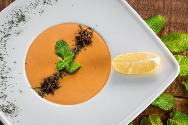 Ahşap arka plan üzerinde krem mercimek çorbası