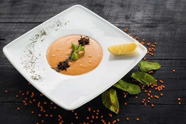 Ahşap arka plan üzerinde krem mercimek çorbası