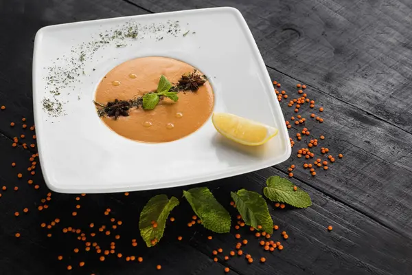 Ahşap arka plan üzerinde krem mercimek çorbası