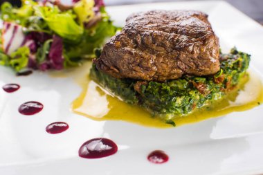 Kızarmış parça et otlar ve baharatlar ahşap arka plan üzerinde