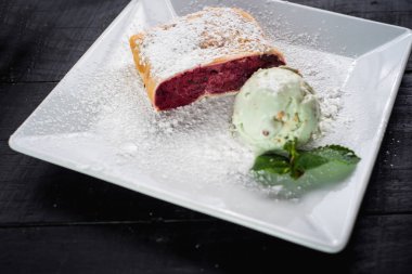 Ahududulu turta ve dondurma ahşap baclground