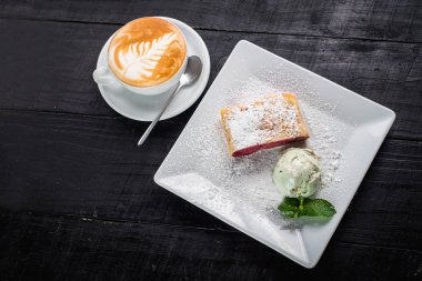 Ahududulu turta ve dondurma ahşap baclground