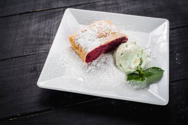 Ahududulu turta ve dondurma ahşap baclground