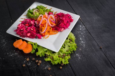 Ahşap zemin üzerine salata salata sosu