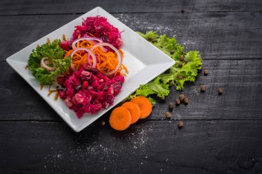 Ahşap zemin üzerine salata salata sosu