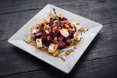 Peynir ve ahşap zemin üzerine sos ile pancar salatası