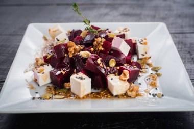 Peynir ve ahşap zemin üzerine sos ile pancar salatası