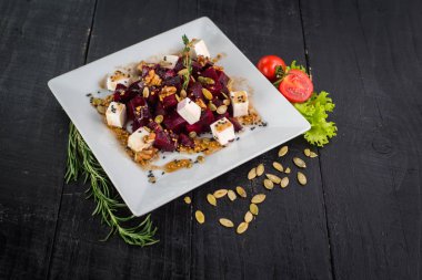 Peynir ve ahşap zemin üzerine sos ile pancar salatası