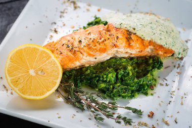 Lezzetli balık biftek sosu ve ahşap arka plan üzerinde otlar