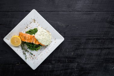 Lezzetli balık biftek sosu ve ahşap arka plan üzerinde otlar