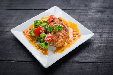 Ahşap arka plan üzerinde sebze ve mercimek soslu lezzetli kızarmış tavuk eti