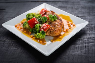 Ahşap arka plan üzerinde sebze ve mercimek soslu lezzetli kızarmış tavuk eti