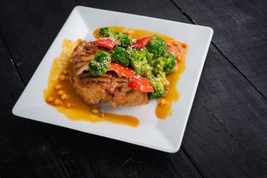 Ahşap arka plan üzerinde sebze ve mercimek soslu lezzetli kızarmış tavuk eti