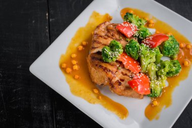 Ahşap arka plan üzerinde sebze ve mercimek soslu lezzetli kızarmış tavuk eti