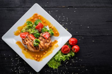 Ahşap arka plan üzerinde sebze ve mercimek soslu lezzetli kızarmış tavuk eti