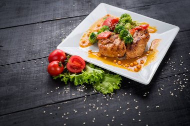 Ahşap arka plan üzerinde sebze ve mercimek soslu lezzetli kızarmış tavuk eti