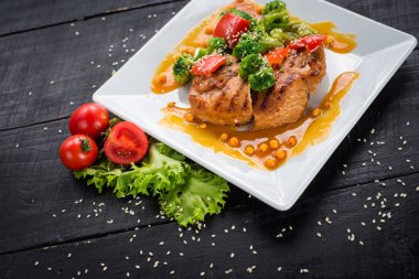 Ahşap arka plan üzerinde sebze ve mercimek soslu lezzetli kızarmış tavuk eti