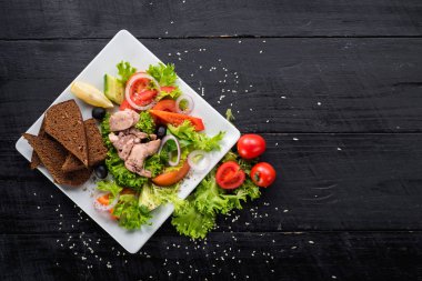 Ahşap arka plan üzerinde sebze ve mercimek soslu lezzetli kızarmış tavuk eti