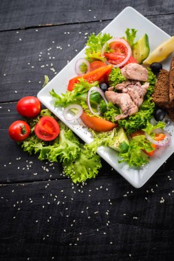 Ahşap arka plan üzerinde sebze ve mercimek soslu lezzetli kızarmış tavuk eti