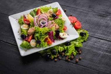 Et ve sebze ahşap arka plan üzerinde adet salata