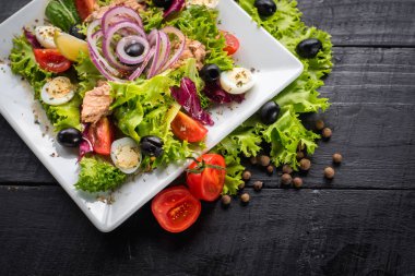 Et ve sebze ahşap arka plan üzerinde adet salata