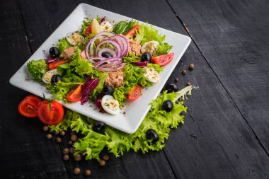 Et ve sebze ahşap arka plan üzerinde adet salata