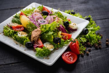 Et ve sebze ahşap arka plan üzerinde adet salata