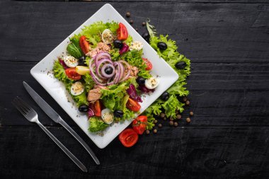 Et ve sebze ahşap arka plan üzerinde adet salata