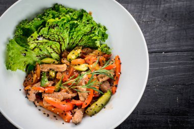 Kırmızı biber ve soya sosu ahşap zemin üzerine etli salata