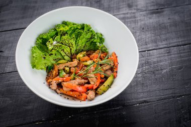 Kırmızı biber ve soya sosu ahşap zemin üzerine etli salata