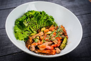 Kırmızı biber ve soya sosu ahşap zemin üzerine etli salata