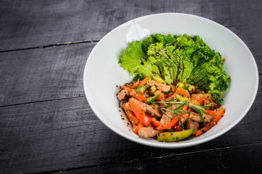 Kırmızı biber ve soya sosu ahşap zemin üzerine etli salata