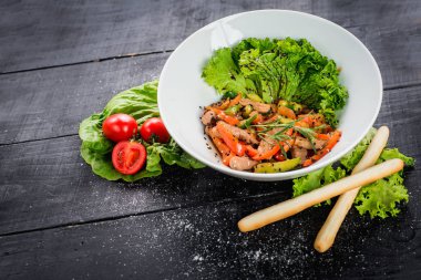 Kırmızı biber ve soya sosu ahşap zemin üzerine etli salata