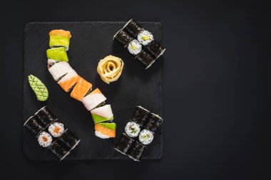 Bir dizi farklı suşi havyar ile siyah arka plan üzerine alır.