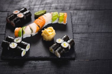 Bir dizi farklı suşi havyar ile siyah arka plan üzerine alır.