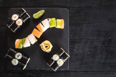 Bir dizi farklı suşi havyar ile siyah arka plan üzerine alır.