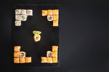 Bir dizi farklı suşi havyar ile siyah arka plan üzerine alır.