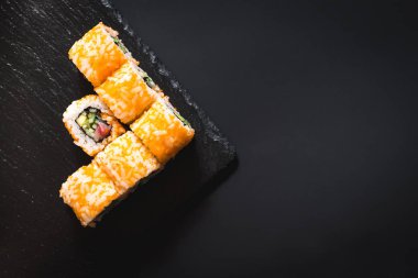 Bir dizi farklı suşi havyar ile siyah arka plan üzerine alır.