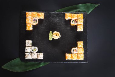 Bir dizi farklı suşi havyar ile siyah arka plan üzerine alır.