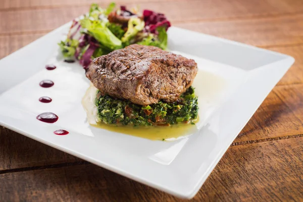 Gebratenes Stück Fleisch Mit Kräutern Und Gewürzen Auf Holzgrund — Stockfoto