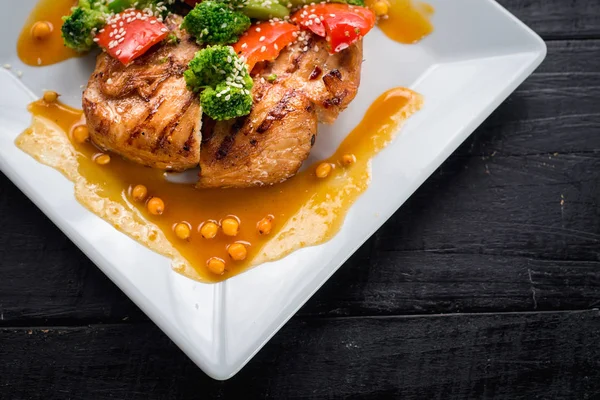 Ahşap arka plan üzerinde sebze ve mercimek soslu lezzetli kızarmış tavuk eti