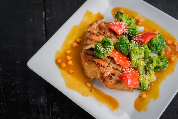 Ahşap arka plan üzerinde sebze ve mercimek soslu lezzetli kızarmış tavuk eti