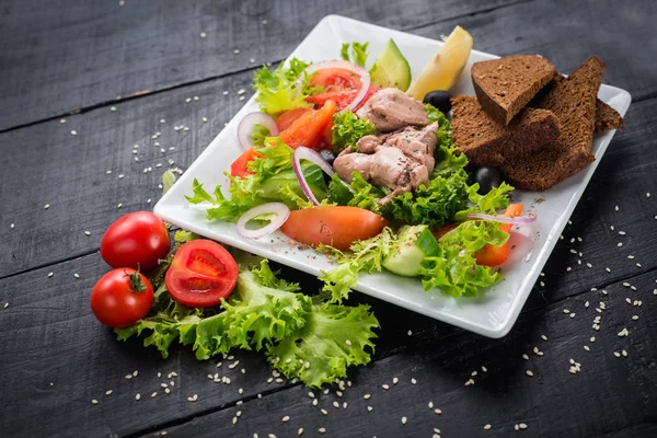 Ahşap arka plan üzerinde sebze ve mercimek soslu lezzetli kızarmış tavuk eti