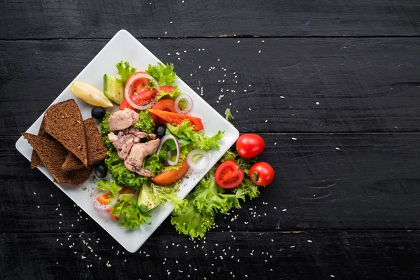 Ahşap arka plan üzerinde sebze ve mercimek soslu lezzetli kızarmış tavuk eti