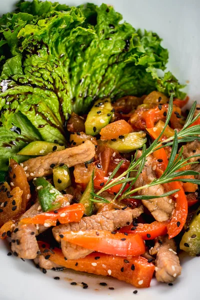 Kırmızı biber ve soya sosu ahşap zemin üzerine etli salata