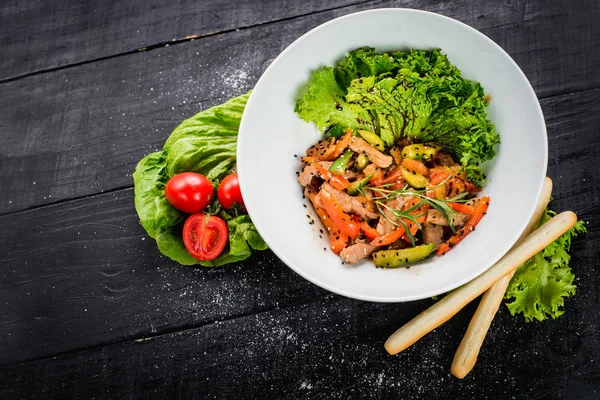 Kırmızı biber ve soya sosu ahşap zemin üzerine etli salata