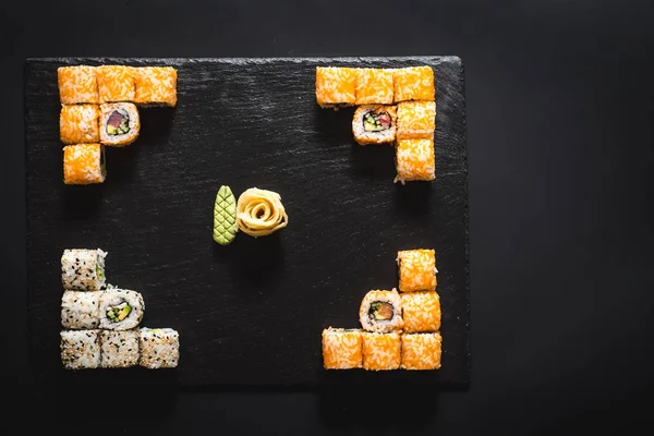 Bir dizi farklı suşi havyar ile siyah arka plan üzerine alır.