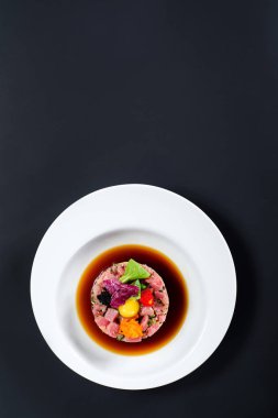 Siyah arka plan üzerine lezzetli tartar salata